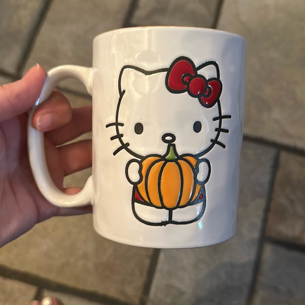 Hello Kitty 🎃. She’s a cutie and all ready for fall.